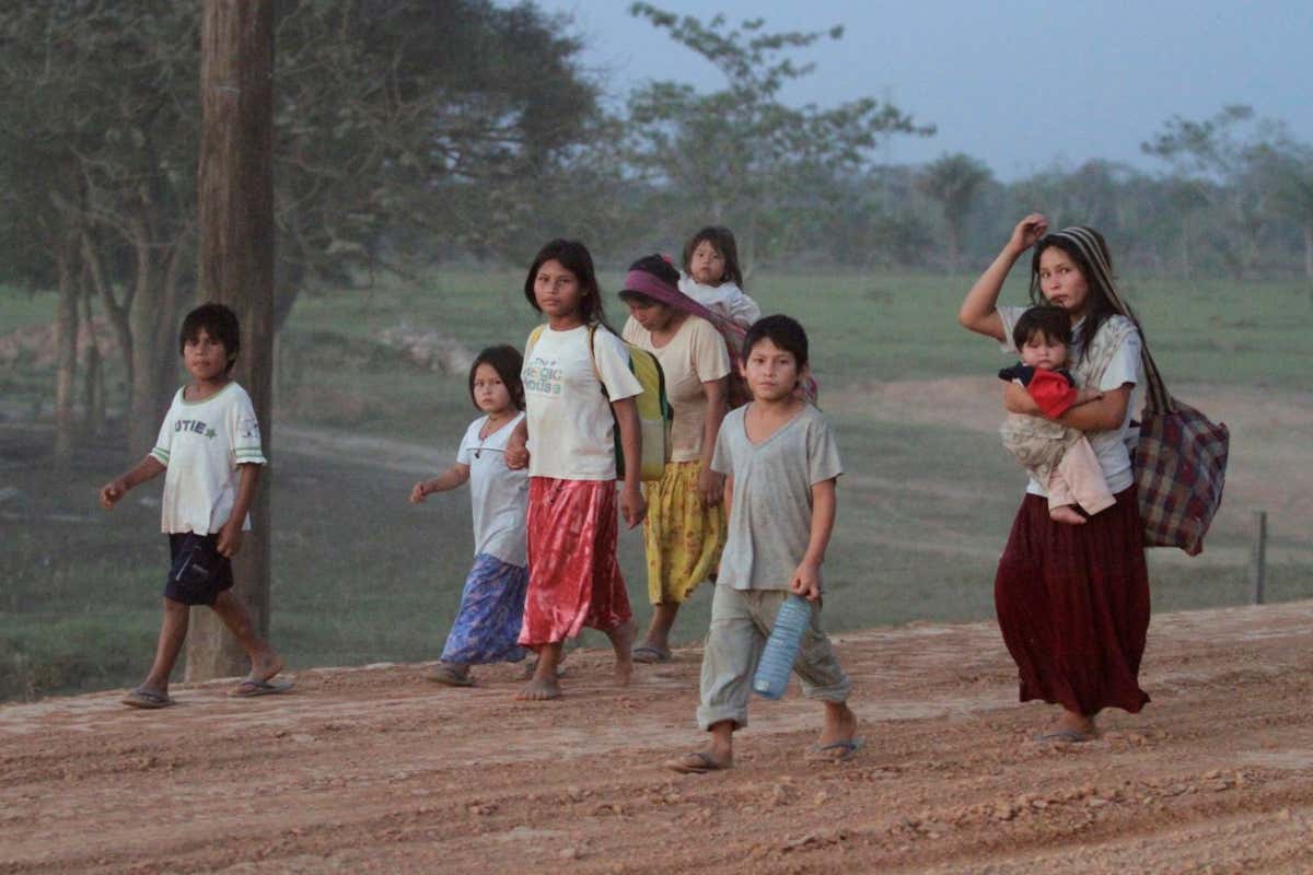 Women and children of the Chiman ethnic group participate in a protest march to Yucumo, September 16, 2011. The Amazonian ethnic groups which live in the Isiboro Secure territory, known by its Spanish acronym TIPNIS, are completing a 370 miles (595 km) march from Trinidad, in the northern Beni province, to La Paz to protest against a projected 185 mile (298 km) long highway that bisects the protected park in the Amazon forest, activists leading the march said. The protesters, who have a list of demands apart from their rejection of the highway project being financed by Brazil, are entering a rural region with strong sentiments for President Evo Morales, raising the possibility of confrontations on their way to La Paz. REUTERS/David Mercado (BOLIVIA - Tags: CIVIL UNREST POLITICS ENVIRONMENT) - GM1E79H0SU101